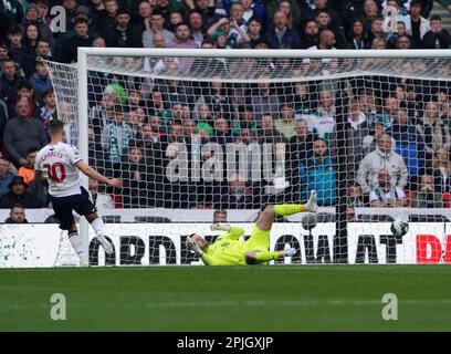 LONDON, ENGLAND - 02. APRIL: Bolton's Dion Charles schafft es 2-0 beim Papa John's Trophy Finale im Wembley Stadium am 2. April 2023 in London, England. (Foto: Dylan Hepworth/MB Media) Stockfoto