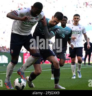 LONDON, ENGLAND - APRIL 02: Boltons Ricardo Santos und Plymoths Ryan Hardie kämpfen um den Ball, während des Papa John's Trophy Finales im Wembley Stadium am 2. April 2023 in London, England. (Foto: Dylan Hepworth/MB Media) Stockfoto