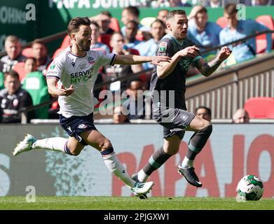 LONDON, ENGLAND – 02. APRIL: James Wilson von Plymouth und Josh Sheehan von Bolton kämpfen beim Finale der Papa John's Trophy im Wembley Stadium am 2. April 2023 in London, England, um den Ball. (Foto: Dylan Hepworth/MB Media) Stockfoto