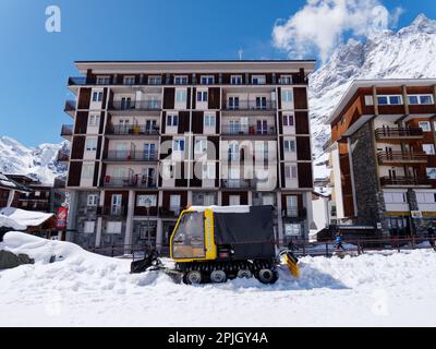 Ferienapartments mit Schneepflug im Skigebiet Breuil-Cervinia im Aostatal Italien Stockfoto