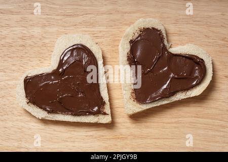 Zwei Herz geformten Scheiben Brot mit Nutella für den Valentinstag Stockfoto