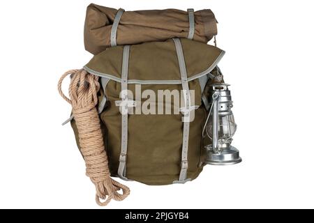 Antiker Vintage Rucksack mit Seil und Gaslaterne isoliert auf weißem Hintergrund Stockfoto