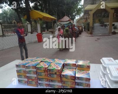 Dhaka, Bangladesch. 3. April 2023. Das buddhistische Kloster serviert während des Ramadan in den letzten 13 Jahren in Dhaka, Bangladesch, Mahlzeiten für unterprivilegierte muslimische Menschen. (Kreditbild: © MD Mehedi Hasan/ZUMA Press Wire) NUR ZUR REDAKTIONELLEN VERWENDUNG! Nicht für den kommerziellen GEBRAUCH! Stockfoto