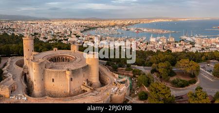 Luftaufnahme, Abendstimmung, rundes Schloss Castell de Bellver, Blick über die Stadt Palma de Mallorca, Mallorca, Spanien Stockfoto