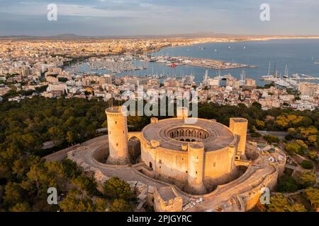 Luftaufnahme, Abendstimmung, rundes Schloss Castell de Bellver, Blick über die Stadt Palma de Mallorca, Mallorca, Spanien Stockfoto