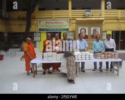 Dhaka, Bangladesch. 3. April 2023. Das buddhistische Kloster serviert während des Ramadan in den letzten 13 Jahren in Dhaka, Bangladesch, Mahlzeiten für unterprivilegierte muslimische Menschen. (Kreditbild: © MD Mehedi Hasan/ZUMA Press Wire) NUR ZUR REDAKTIONELLEN VERWENDUNG! Nicht für den kommerziellen GEBRAUCH! Stockfoto