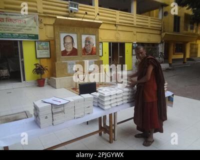 Dhaka, Bangladesch. 3. April 2023. Das buddhistische Kloster serviert während des Ramadan in den letzten 13 Jahren in Dhaka, Bangladesch, Mahlzeiten für unterprivilegierte muslimische Menschen. (Kreditbild: © MD Mehedi Hasan/ZUMA Press Wire) NUR ZUR REDAKTIONELLEN VERWENDUNG! Nicht für den kommerziellen GEBRAUCH! Stockfoto