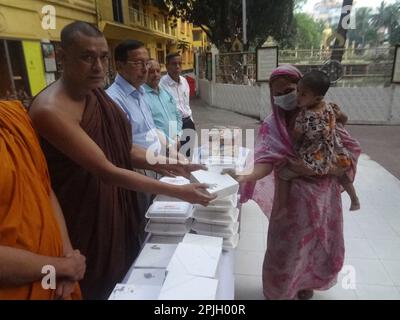 Dhaka, Bangladesch. 3. April 2023. Das buddhistische Kloster serviert während des Ramadan in den letzten 13 Jahren in Dhaka, Bangladesch, Mahlzeiten für unterprivilegierte muslimische Menschen. (Kreditbild: © MD Mehedi Hasan/ZUMA Press Wire) NUR ZUR REDAKTIONELLEN VERWENDUNG! Nicht für den kommerziellen GEBRAUCH! Stockfoto