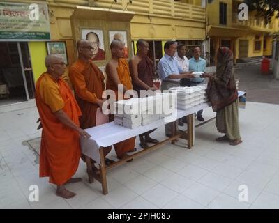 Dhaka, Bangladesch. 3. April 2023. Das buddhistische Kloster serviert während des Ramadan in den letzten 13 Jahren in Dhaka, Bangladesch, Mahlzeiten für unterprivilegierte muslimische Menschen. (Kreditbild: © MD Mehedi Hasan/ZUMA Press Wire) NUR ZUR REDAKTIONELLEN VERWENDUNG! Nicht für den kommerziellen GEBRAUCH! Stockfoto