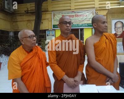 Dhaka, Bangladesch. 3. April 2023. Das buddhistische Kloster serviert während des Ramadan in den letzten 13 Jahren in Dhaka, Bangladesch, Mahlzeiten für unterprivilegierte muslimische Menschen. (Kreditbild: © MD Mehedi Hasan/ZUMA Press Wire) NUR ZUR REDAKTIONELLEN VERWENDUNG! Nicht für den kommerziellen GEBRAUCH! Stockfoto