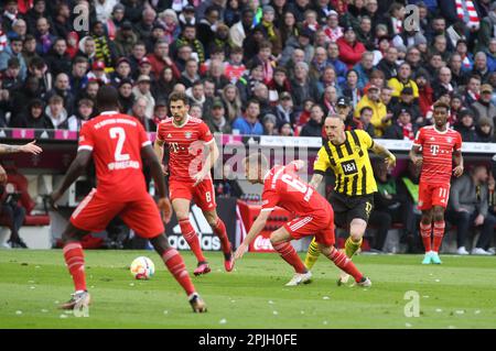 MÜNCHEN, Deutschland. , . 17 Marius WOLF von BVB gegen 6 Joshua KIMMICH, 8 Leon GORETZKA, während des Bundesliga-Fußballspiels zwischen dem FC Bayern Muenchen und dem BVB Dortmund in der Allianz Arena in München am 1. April 2023, Deutschland. DFL, Fussball, 4:2 (Foto und Copyright @ ATP images/Arthur THILL (THILL Arthur/ATP/SPP) Kredit: SPP Sport Press Photo. Alamy Live News Stockfoto