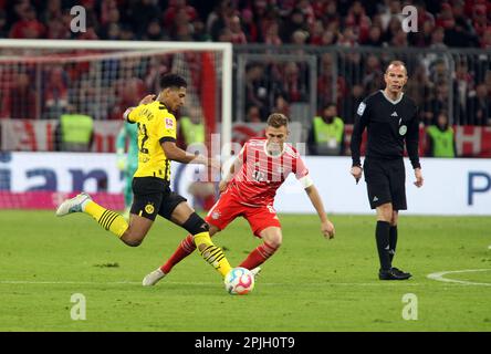 MÜNCHEN, Deutschland. , . Joshua KIMMICH und 22 Jude BELLINGHAM (K) während des Bundesliga-Fußballspiels zwischen dem FC Bayern Muenchen und dem BVB Dortmund in der Allianz Arena in München am 1. April 2023, Deutschland. DFL, Fussball, 4:2 (Foto und Copyright @ ATP images/Arthur THILL (THILL Arthur/ATP/SPP) Kredit: SPP Sport Press Photo. Alamy Live News Stockfoto