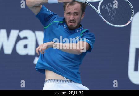 Miami Gardens, Usa. 02. April 2023. Daniil Medvedev trifft Jannik Sünder im Finale der Männer im Miami Open im Hard Rock Stadium, Miami Gardens, Florida, am Sonntag, den 2. April. 2023. Medwedew besiegte Sünder 7-5, 6-3. Foto: Gary i Rothstein/UPI Credit: UPI/Alamy Live News Stockfoto