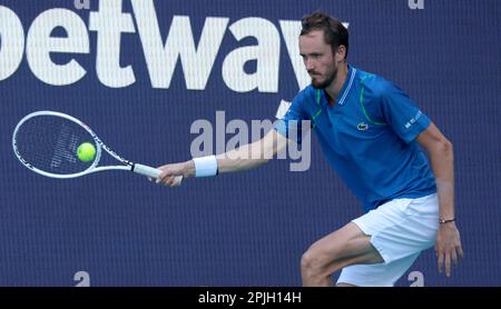 Miami Gardens, Usa. 02. April 2023. Daniil Medvedev trifft Jannik Sünder im Finale der Männer im Miami Open im Hard Rock Stadium, Miami Gardens, Florida, am Sonntag, den 2. April. 2023. Medwedew besiegte Sünder 7-5, 6-3. Foto: Gary i Rothstein/UPI Credit: UPI/Alamy Live News Stockfoto