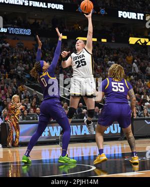 Dallas, Usa. 02. April 2023. Iowa Hawkeyes Monika Czanio schießt über die LSU Tigers Ladazhia (0) und Kateri Poole während der ersten Hälfte der NCAA Division I Women's Basketball National Championship 2023 am Sonntag, den 2. April 2023, im American Airlines Center in Dallas, Texas. Foto: Ian Halperin/UPI Credit: UPI/Alamy Live News Stockfoto