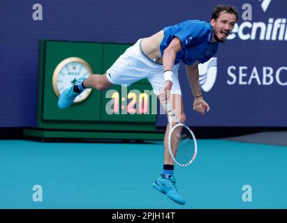 Miami Gardens, Usa. 02. April 2023. Daniil Medvedev dient Jannik Sünder im Finale der Männer bei den Miami Open im Hard Rock Stadium, Miami Gardens, Florida, am Sonntag, den 2. April, 2023. Medwedew besiegte Sünder 7-5, 6-3. Foto: Gary i Rothstein/UPI Credit: UPI/Alamy Live News Stockfoto