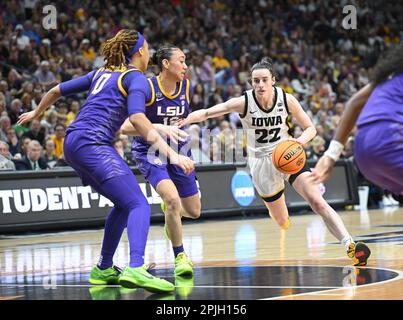 Dallas, Usa. 02. April 2023. Iowa Hawkeyes Caitlin Clark tritt gegen die LSU Tigers während der ersten Hälfte der NCAA Division I Frauen Basketball National Championship 2023 am Sonntag, den 2. April 2023, im American Airlines Center in Dallas, Texas, an. Foto: Ian Halperin/UPI Credit: UPI/Alamy Live News Stockfoto