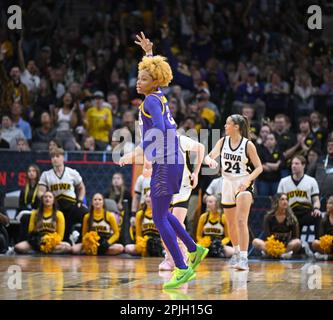 Dallas, Usa. 02. April 2023. LSU Tigers Jasmin Carson feiert einen 3-Punkte-Korb gegen die Iowa Hawkeyes während der ersten Hälfte der NCAA Division I Frauen Basketball National Championship 2023 am Sonntag, den 2. April 2023, im American Airlines Center in Dallas, Texas. Foto: Ian Halperin/UPI Credit: UPI/Alamy Live News Stockfoto