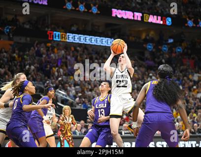 Dallas, Usa. 02. April 2023. Iowa Hawkeyes Caitlin Clark schießt in der ersten Hälfte der NCAA Division I Women's Basketball National Championship 2023 am Sonntag, den 2. April 2023, im American Airlines Center in Dallas Texas gegen die LSU Tigers. Foto: Ian Halperin/UPI Credit: UPI/Alamy Live News Stockfoto