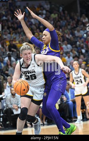 Dallas, Usa. 02. April 2023. Iowa Hawkeyes Monika Cziano fährt in der ersten Hälfte der NCAA Division I Women's Basketball National Championship 2023 am Sonntag, den 2. April 2023, im American Airlines Center in Dallas, Texas um die LSU Tigers Ladazhia Williams. Foto: Ian Halperin/UPI Credit: UPI/Alamy Live News Stockfoto