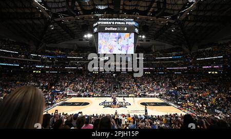 Dallas, Usa. 02. April 2023. Iowa Hawkeyes und LSU Tigers gaben am Sonntag, den 2. April 2023, bei der NCAA Division I Frauen-Basketball-Nationalmeisterschaft 2023 im American Airlines Center in Dallas, Texas, einen Tipp. Foto: Ian Halperin/UPI Credit: UPI/Alamy Live News Stockfoto