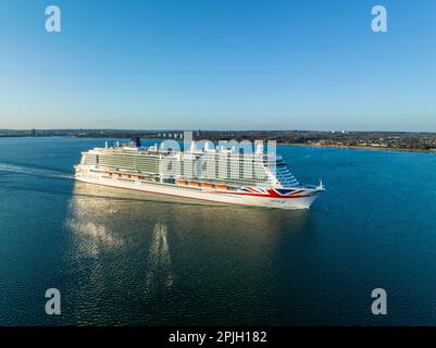 Arvia ist ein Kreuzfahrtschiff der Excellence-Klasse für P&O Cruises, eine Tochtergesellschaft der Carnival Corporation & plc. MS Arvia verlässt Southampton Stockfoto