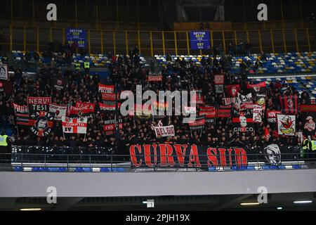 Neapel, Italien. 02. April 2023. Fans des AC Mailand während des Spiels der Serie A zwischen SSC Napoli und AC Mailand am 02. April 2023 im Stadio Diego Armando Maradona, Neapel, Italien. Kredit: Nicola Ianuale/Alamy Live News Stockfoto