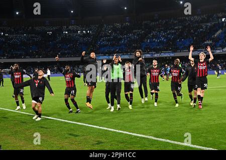 Neapel, Italien. 02. April 2023. Die Spieler des AC Mailand feiern am 02. April 2023 im Stadio Diego Armando Maradona, Neapel, Italien, den Sieg nach dem Spiel der Serie A zwischen SSC Napoli und AC Mailand. Kredit: Nicola Ianuale/Alamy Live News Stockfoto