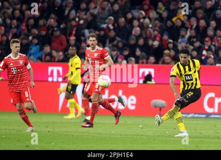 MÜNCHEN, Deutschland. , . Joshua KIMMICH und 22 Jude BELLINGHAM (K) während des Bundesliga-Fußballspiels zwischen dem FC Bayern Muenchen und dem BVB Dortmund in der Allianz Arena in München am 1. April 2023, Deutschland. DFL, Fussball, 4:2 (Foto und Copyright @ ATP images/Arthur THILL (THILL Arthur/ATP/SPP) Kredit: SPP Sport Press Photo. Alamy Live News Stockfoto