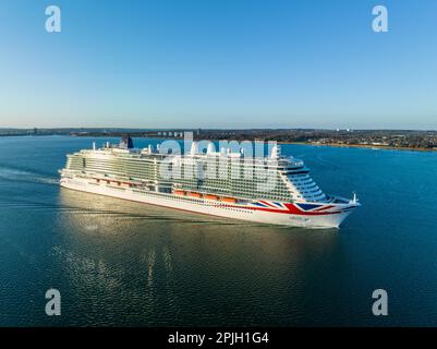 Arvia ist ein Kreuzfahrtschiff der Excellence-Klasse für P&O Cruises, eine Tochtergesellschaft der Carnival Corporation & plc. MS Arvia verlässt Southampton Stockfoto