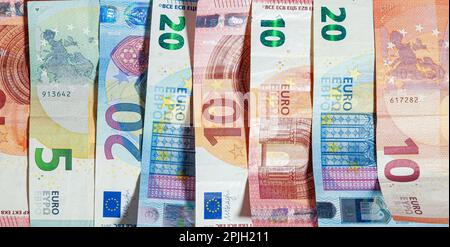 Horizontaler Hintergrund von gestreuten Euro-Papierstückelungen, Euro-Geldbanknoten Stockfoto