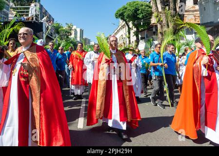 Salvador, Bahia, Brasilien - Abril 02, 2023: Katholische Priester und Gläubige gehen während der Palmensonntagsprozession in Salvador, Bahia zusammen. Stockfoto