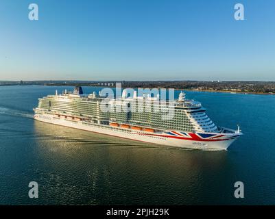 Arvia ist ein Kreuzfahrtschiff der Excellence-Klasse für P&O Cruises, eine Tochtergesellschaft der Carnival Corporation & plc. MS Arvia verlässt Southampton Stockfoto