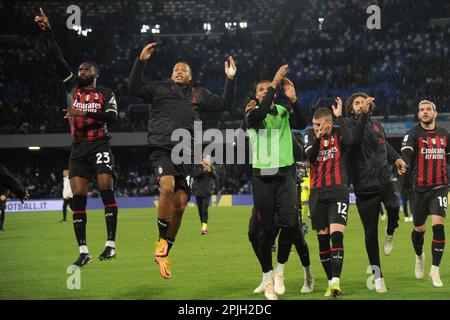 Neapel, Italien. 02. April 2023. Fikayo Tomori von AC Milan begrüßt seine Fans am Ende des Rennens während des Spiels der Serie A zwischen SSC Napoli und AC Mailand im Diego Armando Maradona Stadium Credit: Live Media Publishing Group/Alamy Live News Stockfoto