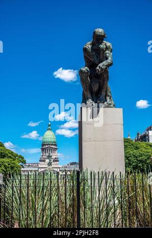 Statue des Denkers von Auguste Rodin vor dem argentinischen Nationalkongress mit grüner Kuppel, Plaza Congreso, Buenos Aires, Argentinien Stockfoto