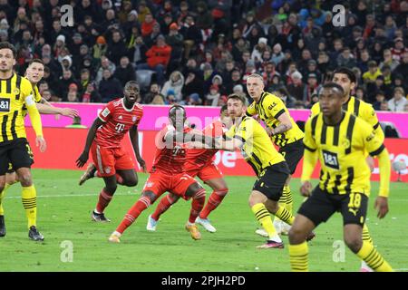 MÜNCHEN, Deutschland. , . BVB-Spieler 6 Salih ÖZCAN, 17 Marius WOLF, Mats HUMMER und Niklas SÜLE, Suele, vs FcBayern-Spieler 17 Sadio MANÉ, Mane, 7 Serge GNABRY und 2 Dayot UPAMECANO während des Bundesliga-Fußballspiels zwischen dem FC Bayern Muenchen und dem BVB Dortmund in der Allianz Arena in München am 1. April 2023, Deutschland. DFL, Fussball, 4:2 (Foto und Copyright @ ATP images/Arthur THILL (THILL Arthur/ATP/SPP) Kredit: SPP Sport Press Photo. Alamy Live News Stockfoto