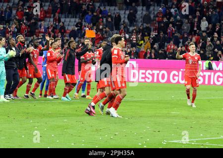 MÜNCHEN, Deutschland - 01. APRIL 2023: FcBayern-Spieler feiern den 4:2. Sieg über den härtesten Bundesliga-Rivalen. 27 Yann SOMMER, FCB Keeper, 2 Dayot UPAMECANO, 4 Matthijs de LIGT, 5 Benjamin PAVARD, 6 Joshua KIMMICH, 8 Leon GORETZKA, 10 Leroy SANƒ, Sane, 11 Kingsley COMAN, 13 Eric Maxim CHOUPO-MOTING, 19 Alphonso DAVIES, 25 Thomas MÜLLER, MŸller, 7 Serge GNABRY, 17 Sadio MANƒ, Mane, 22 Joao CANCELO, 38 Ryan GRAVENBERCH, 42 Jamal MUSIALA, Nach dem Bundesliga-Fußballspiel zwischen dem FC Bayern München und dem BVB Dortmund in der Allianz Arena in München am 1. April 2023, Deutschland. DFL, Fu Stockfoto