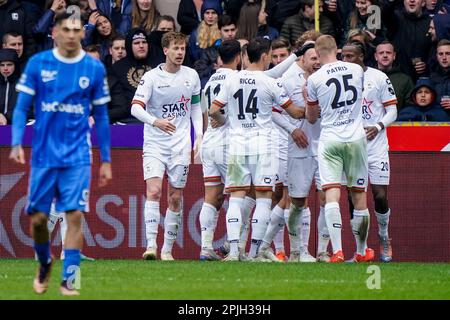 Genk, Belgien. 02. April 2023. GENK, BELGIEN - APRIL 2: Jon Dagur Thorsteinsson von OH Leuven feiert das erste Tor seiner Seiten mit seinen Teamkollegen während des Spiels der Jupiler Pro League zwischen KRC Genk und OH Leuven in der Cegeka Arena am 2. April 2023 in Genk, Belgien (Foto von Jeroen Meuwsen/Orange Pictures) Guthaben: Orange Pics BV/Alamy Live News Stockfoto