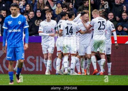 Genk, Belgien. 02. April 2023. GENK, BELGIEN - APRIL 2: Jon Dagur Thorsteinsson von OH Leuven feiert das erste Tor seiner Seiten mit seinen Teamkollegen während des Spiels der Jupiler Pro League zwischen KRC Genk und OH Leuven in der Cegeka Arena am 2. April 2023 in Genk, Belgien (Foto von Jeroen Meuwsen/Orange Pictures) Guthaben: Orange Pics BV/Alamy Live News Stockfoto
