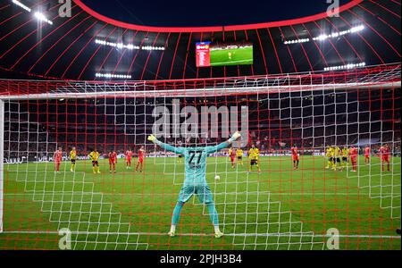 Penalty, Penalty Kick Torwart Yann Sommer FC Bayern Muenchen FCB (27) erwartete Chance auf ein Tor-Kick-Action-Tor durch Emre Can Borussia Dortmund BVB Stockfoto