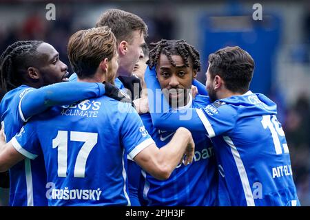 Genk, Belgien. 02. April 2023. GENK, BELGIEN - APRIL 2: Mike Tresor von KRC Genk feiert mit seinen Teamkollegen, nachdem er während des Spiels der Jupiler Pro League zwischen KRC Genk und OH Leuven in der Cegeka Arena am 2. April 2023 in Genk, Belgien (Foto von Jeroen Meuwsen/Orange Pictures) sein zweites Tor erzielt hat. Guthaben: Orange Pics BV/Alamy Live News Stockfoto
