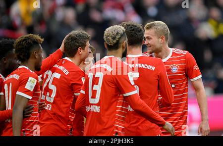 Torfest Thomas Mueller FC Bayern Muenchen FCB (25) mit Matthijs de Ligt FC Bayern Muenchen FCB (04) Eric Maxim Choupo-Moting FC Bayern Stockfoto