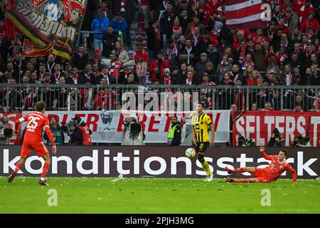 MÜNCHEN, Deutschland. , . #25 Thoams Mueller FCB, #22 Jude Bellingham BVB, #5 Benjamin Pavard FCB, während des Bundesliga Fußballspiels zwischen dem FC Bayern Muenchen und dem BVB Dortmund in der Allianz Arena in München am 1. April 2023, Deutschland. DFL, Fussball, 4:2 (Foto und Copyright @ Hangen Martin/ATP images (HANGEN Martin/ATP/SPP) Kredit: SPP Sport Press Photo. Alamy Live News Stockfoto