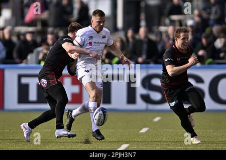 Barnet, Vereinigtes Königreich. 02. April 2023. EPCR Challenge Cup. Saracens V Ospreys. StoneX-Stadion. Barnet. Gareth Anscombe (Ospreys) tritt beim Saracens V Ospreys Rugby EPCR Heineken Champions Cup, Runde 16 im Rugby-Spiel. Kredit: Sport In Pictures/Alamy Live News Stockfoto