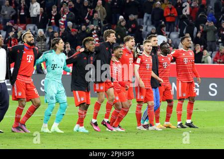 MÜNCHEN, Deutschland - 01. APRIL 2023: FcBayern-Spieler feiern den 4:2. Sieg über den härtesten Bundesliga-Rivalen. 27 Yann SOMMER, FCB Keeper, 2 Dayot UPAMECANO, 4 Matthijs de LIGT, 5 Benjamin PAVARD, 6 Joshua KIMMICH, 8 Leon GORETZKA, 10 Leroy SANƒ, Sane, 11 Kingsley COMAN, 13 Eric Maxim CHOUPO-MOTING, 19 Alphonso DAVIES, 25 Thomas MÜLLER, MŸller, 7 Serge GNABRY, 17 Sadio MANƒ, Mane, 22 Joao CANCELO, 38 Ryan GRAVENBERCH, 42 Jamal MUSIALA, Nach dem Bundesliga-Fußballspiel zwischen dem FC Bayern München und dem BVB Dortmund in der Allianz Arena in München am 1. April 2023, Deutschland. DFL, Fu Stockfoto