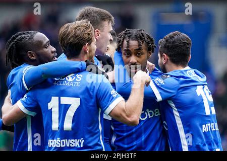 Genk, Belgien. 02. April 2023. GENK, BELGIEN - APRIL 2: Mike Tresor von KRC Genk feiert mit seinen Teamkollegen, nachdem er während des Spiels der Jupiler Pro League zwischen KRC Genk und OH Leuven in der Cegeka Arena am 2. April 2023 in Genk, Belgien (Foto von Jeroen Meuwsen/Orange Pictures) sein zweites Tor erzielt hat. Guthaben: Orange Pics BV/Alamy Live News Stockfoto