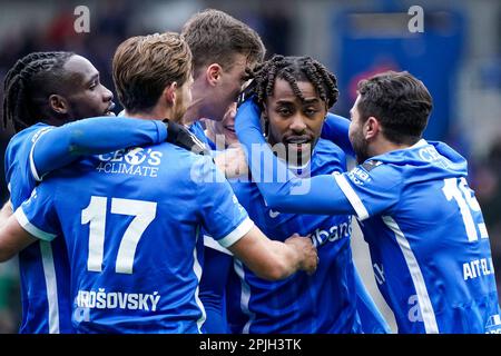 Genk, Belgien. 02. April 2023. GENK, BELGIEN - APRIL 2: Mike Tresor von KRC Genk feiert mit seinen Teamkollegen, nachdem er während des Spiels der Jupiler Pro League zwischen KRC Genk und OH Leuven in der Cegeka Arena am 2. April 2023 in Genk, Belgien (Foto von Jeroen Meuwsen/Orange Pictures) sein zweites Tor erzielt hat. Guthaben: Orange Pics BV/Alamy Live News Stockfoto