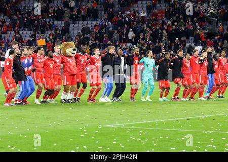 MÜNCHEN, Deutschland - 01. APRIL 2023: FcBayern-Spieler feiern den 4:2. Sieg über den härtesten Bundesliga-Rivalen. 27 Yann SOMMER, FCB Keeper, 2 Dayot UPAMECANO, 4 Matthijs de LIGT, 5 Benjamin PAVARD, 6 Joshua KIMMICH, 8 Leon GORETZKA, 10 Leroy SANƒ, Sane, 11 Kingsley COMAN, 13 Eric Maxim CHOUPO-MOTING, 19 Alphonso DAVIES, 25 Thomas MÜLLER, MŸller, 7 Serge GNABRY, 17 Sadio MANƒ, Mane, 22 Joao CANCELO, 38 Ryan GRAVENBERCH, 42 Jamal MUSIALA, Nach dem Bundesliga-Fußballspiel zwischen dem FC Bayern München und dem BVB Dortmund in der Allianz Arena in München am 1. April 2023, Deutschland. DFL, Fu Stockfoto