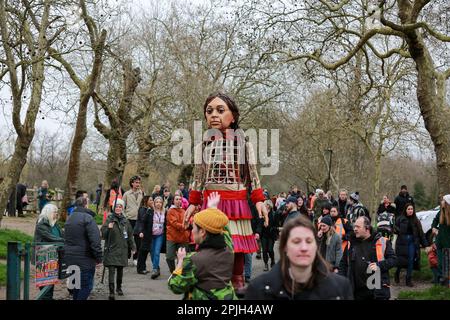 London, Großbritannien. 01. April 2023 Riesenpuppe, globales Symbol der Menschenrechte Little Amal Walking through Hampstead Heath © Waldemar Sikora Stockfoto