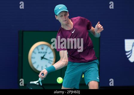 Miami Gardens, Usa. 02. April 2023. Jannik Sünder trifft Daniil Medvedev im Finale der Männer im Miami Open im Hard Rock Stadium, Miami Gardens, Florida, am Sonntag, den 2. April, 2023. Medwedew besiegte Sünder 7-5, 6-3. Foto: Gary i Rothstein/UPI Credit: UPI/Alamy Live News Stockfoto